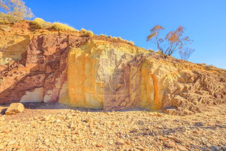 Foto de Ochre Pits in dry river creek es una colorida formación rocosa de minerales ocre en el Parque Nacional West McDonnell Ranges. Sitio sagrado aborigen en Territorio del Norte, Australia Central
. - Imagen libre de derechos