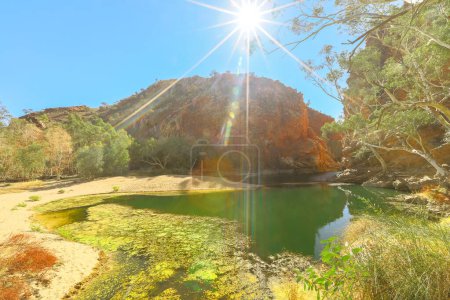 Téléchargez les photos : Vue aérienne du trou d'eau Ellery Creek Big Hole alimenté par les chaînes West MacDonnell et entouré de falaises rouges. Point de départ pour les sections 6 et 7 de la promenade Larapinta Trail dans le Territoire du Nord, Australie
. - en image libre de droit