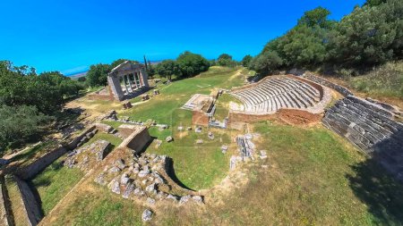 Téléchargez les photos : Vue aérienne du musée en plein air d'Apollonia. Les ruines bien préservées, combinées à son cadre naturel serein, offrent une expérience unique pour les amateurs d'histoire en Albanie. - en image libre de droit