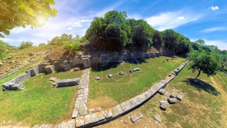 Téléchargez les photos : Vue aérienne du site archéologique d'Apollonia en Albanie, un centre intellectuel renommé, a attiré des philosophes et des érudits célèbres. Apollonia est inscrite au patrimoine mondial de l'UNESCO. - en image libre de droit
