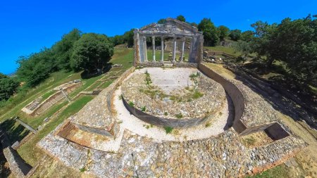 Téléchargez les photos : Ancienne salle de réunion, Bouleuterion à Apollonia en Albanie offrent une fenêtre fascinante sur l'héritage historique de cette ville grecque. Apollonia est inscrite au patrimoine mondial de l'UNESCO. - en image libre de droit