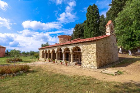 Téléchargez les photos : Le monastère Sainte-Marie, sur l'île de Zvernec, en Albanie, est un symbole intemporel du patrimoine culturel et religieux, datant du XIIIe siècle.. - en image libre de droit