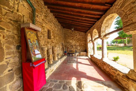 Téléchargez les photos : Albanie - 9 juin 2023 : porche du monastère Sainte-Marie sur l'île de Zvernec, Albanie, se dresse comme un symbole intemporel du patrimoine culturel et religieux, datant du 13ème siècle. - en image libre de droit