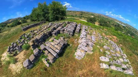 Téléchargez les photos : Vue aérienne Site archéologique d'Apollonia. Apollonia est un endroit fascinant à visiter, et ses ruines offrent un aperçu de la riche histoire de l'Albanie et de la Grèce antique. Patrimoine mondial de l'UNESCO - en image libre de droit