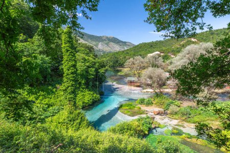 Téléchargez les photos : La source d'eau fascinante Blue Eye merveille naturelle dans le sud de l'Albanie, connue pour son aspect géant et vibrant, peut être admirée d'un point de vue aérien. - en image libre de droit
