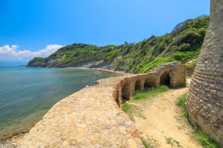Foto de El castillo Cabo de Rodon en Albania ofrece un vistazo a la rica historia de Albanias, y proporciona un excelente punto de vista para admirar la belleza costera circundante. - Imagen libre de derechos