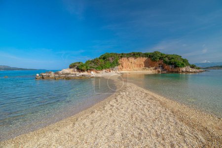 Foto de Las islas gemelas del archipiélago de Ksamil se caracterizan por su exuberante vegetación, paisajes rocosos y playas idílicas con arenas suaves y aguas cristalinas. - Imagen libre de derechos