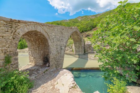 Foto de Kadiut Bridge piscina natural para nadar tranquilamente, tomar el sol en las costas rocosas, o relajarse en medio del ambiente tranquilo. Esta piscina es un destino de visita obligada para aquellos que buscan la naturaleza en Albania. - Imagen libre de derechos