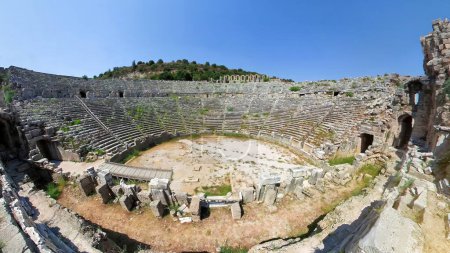 Foto de Vista aérea del antiguo Teatro Romano en Perge, Turquía, se erige como un impresionante testimonio de los logros arquitectónicos de la antigüedad. Se remonta al siglo II dC. - Imagen libre de derechos