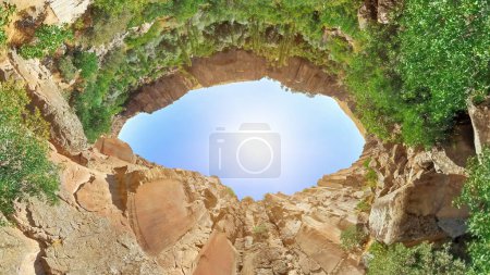 Foto de Valle de Ihlara en Capadocia, Turquía, impresionante maravilla natural. Impresionante valle formado a lo largo del tiempo por las aguas fluidas del río Melendiz, imponentes acantilados rocosos que alcanzan hasta 100 metros. - Imagen libre de derechos