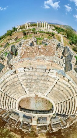 Foto de Drone vista del antiguo lugar de encuentro Bouleuterion en Afrodisias. Afrodisías antiguo sitio arqueológico dedicado a la diosa Afrodita. Este sitio cuenta con una gran cantidad de ruinas bien conservadas - Imagen libre de derechos