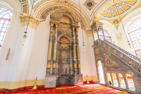 Téléchargez les photos : Konya, Turquie - 5 août 2023 : intérieur des mosquées Aziziye, splendide merveille architecturale, incarnant un héritage culturel et religieux profond. Son design ottoman à couper le souffle n'est pas seulement visuellement impressionnant. - en image libre de droit