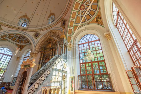 Téléchargez les photos : Konya, Turquie - 5 août 2023 : L'intérieur des mosquées Aziziye est un mélange étonnant d'architecture ottomane, de riche patrimoine culturel et de signification spirituelle. - en image libre de droit
