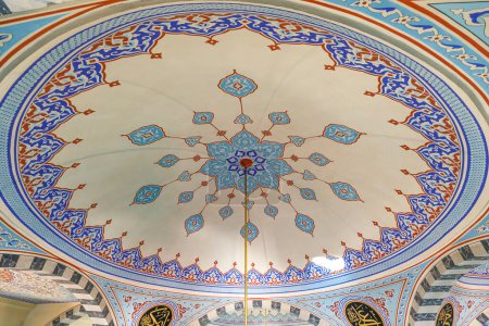 Foto de Konya, Turquía - 5 de agosto de 2023: el techo de la mezquita Kapu Camii en Konya, Turquía, es una maravilla del arte islámico. Intrínsecamente adornado con patrones geométricos y motivos delicados. - Imagen libre de derechos