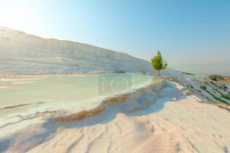 Pamukkale in der Türkei zeigt seine atemberaubenden Thermalbäder. Geschmückt mit strahlend weißen Terrassen, die von dem mineralhaltigen Thermalwasser gebildet werden, das den Berghang hinunterfließt.