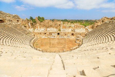 Foto de Una de las características más llamativas del sitio arqueológico Side en Turquía, es el antiguo teatro. El telón de fondo de los teatros del mar y el cielo crea un entorno impresionante para experimentar las artes. Vista aérea - Imagen libre de derechos