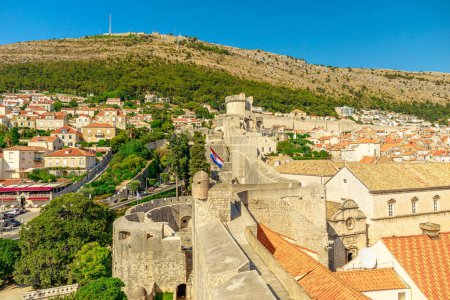 Téléchargez les photos : Vue aérienne sur les murs de Dubrovnik en Croatie. Vue sur la forteresse de Fort Lovrijenac Dubrovnik Ville vénitienne UNESCO de Croatie en Dalmatie. Place de la grande fontaine d'Onofrios. - en image libre de droit