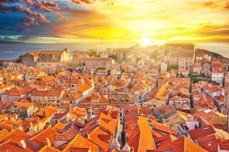 Téléchargez les photos : Vue aérienne au coucher du soleil sur les murs de Dubrovnik en Croatie. Vue de la cathédrale de l'Assomption de la Vierge Marie et de l'église Crkva sv. Vlaho Saint Biagio de Dubrovnik Ville UNESCO de Croatie en Dalmatie - en image libre de droit