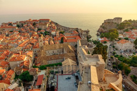 Téléchargez les photos : Vue aérienne sur les murs de Dubrovnik en Croatie. Vue sur la forteresse et l'église de Fort Lovrijenac Crkva sv. Vlaho Saint Biagio de Dubrovnik UNESCO Ville vénitienne de Croatie en Dalmatie - en image libre de droit