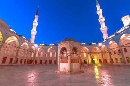 Téléchargez les photos : Intérieur de la mosquée Sultan Ahmed, également connue sous le nom de mosquée bleue à Istanbul, en Turquie. Un joyau architectural réputé pour son intérieur emblématique en carrelage bleu, ses six minarets majestueux et ses dômes gracieux. - en image libre de droit