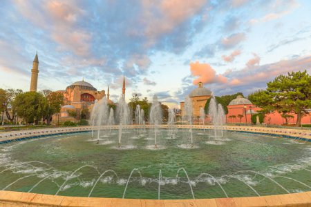 Téléchargez les photos : La fontaine Hagia Sophia, construite par le sultan Mahmud Ier, est une vue imprenable sur le coucher du soleil avec un bassin en marbre illuminé. Il offre une vue imprenable sur la Grande Mosquée Hagia Sophia à Istanbul, Turquie. - en image libre de droit
