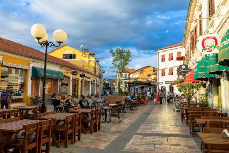 Téléchargez les photos : Shkoder, Albanie - 1er mai 2023 : charme des centres-villes de Shkodras, mettant en valeur une fusion d'éléments anciens et modernes. Les rues sont animées par l'activité et l'atmosphère animée. - en image libre de droit