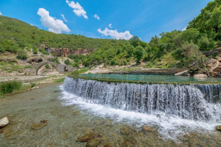 Téléchargez les photos : Piscine naturelle du pont de Kadiut en Albanie est un havre de sérénité et de beauté naturelle. Avec ses eaux vierges et son cadre pittoresque, il invite les voyageurs à se plonger dans son étreinte rafraîchissante - en image libre de droit