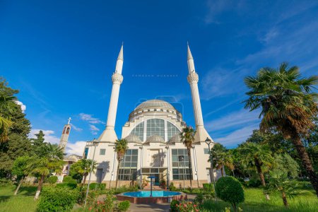 Téléchargez les photos : Shkoder, Albanie - 1er mai 2023 : Xhamia e Madhe - Mosquée Ebu Beker de la ville de Shkoder en Albanie. bel exemple de l'architecture ottomane et se présente comme un symbole du riche patrimoine religieux des villes - en image libre de droit
