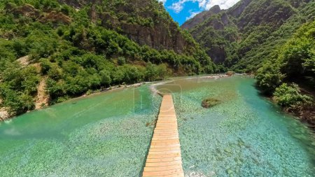 Téléchargez les photos : Valbona Valley et Shala River destinations en Albanie sont très appréciés parmi les amateurs de plein air, offrant une pléthore d'activités telles que la randonnée, le camping et le rafting. - en image libre de droit