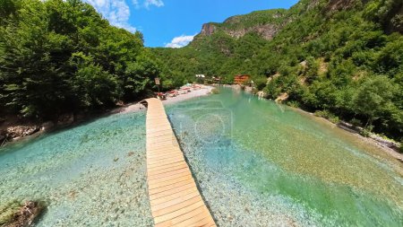 Téléchargez les photos : Valbona Valley, Shala River sont célèbres pour leurs paysages naturels magnifiques. Ils sont des destinations très appréciées en Albanie pour l'aventure en plein air à travers des activités telles que la randonnée, le camping et le rafting - en image libre de droit