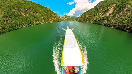 Téléchargez les photos : La pittoresque rivière Shala en Albanie devient une destination convoitée pour des excursions en bateau, offrant une beauté immaculée et des expériences de randonnée et d'alpinisme palpitantes.. - en image libre de droit