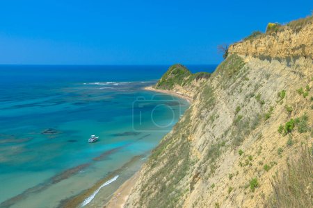 Foto de Cabo de Rodon, conocido como Cabo de Skanderbeg, es un cabo rocoso en el Mar Adriático al norte de Durres, Albania. Es un destino turístico popular por sus hermosas playas, aguas cristalinas y castillo histórico.. - Imagen libre de derechos