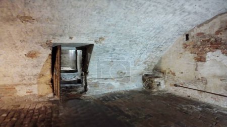 donjons du château de Ferrare en Italie, étaient des cellules sombres où les ennemis de la famille Este ont été emprisonnés et torturés. Les murs étaient couverts de graffitis et de taches, et l'air était rempli de cris et de gémissements.