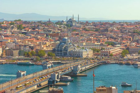 Torre Galata vista aérea sobre el horizonte de Estambul con el puente de Galata y la nueva mezquita Yeni Camii. De pie durante siglos, su testimonio de la rica historia y belleza arquitectónica de Estambul en Turquía