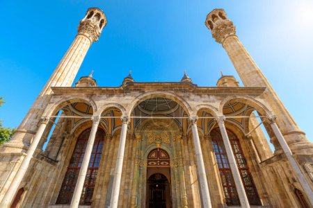 Aziziye Camii Moschee, komplexe Details und Design, Zeugnis des kulturellen Reichtums und spirituellen Erbes von Konya. Besucher werden von seinem einzigartigen Ambiente angezogen, das es zu einem Muss in der Türkei macht.