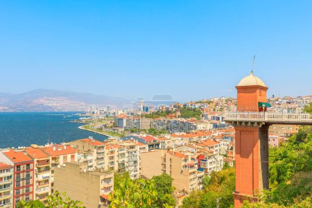 Téléchargez les photos : Asansor de 1907 monument historique sur l'horizon d'Izmir en Turquie. Avec son design charmant et son allure intemporelle, l'Asansor est devenu un symbole chéri de la riche histoire d'Izmirs et du dynamisme moderne - en image libre de droit
