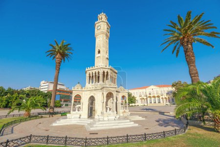 La Torre del Reloj en la Plaza Konak en Izmir es un reloj icónico que ha adornado la ciudad desde su construcción en 1901. Aumentar orgullosamente en medio de Konak Plazas actividad bulliciosa en Izmir, Turquía.