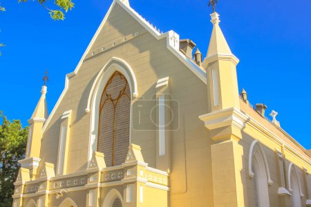 Zentralfassade der viktorianisch-gotischen Mutterkirche in Graaff-Reinet, Eastern Cape, Great Karoo, Südafrika. Fassade der historischen holländischen Kirche, erbaut 1886, in der Innenstadt.