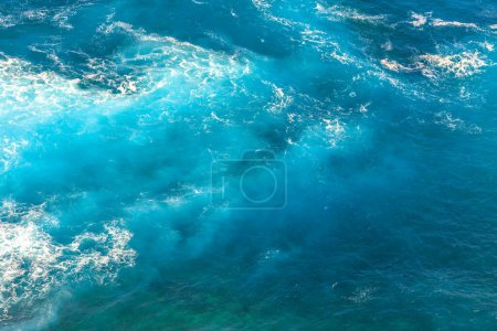 Foto de Vista aérea del Océano Índico con olas. Textura de fondo marino de mar azul. Drone vista superior de la naturaleza mar fondo de pantalla tropical. Copiar espacio. Disparo horizontal. - Imagen libre de derechos