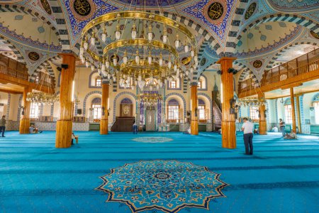 Foto de Konya, Turquía - 5 de agosto de 2023: interior de la mezquita Kapu Camii, ubicada en Konya, Turquía. Esta mezquita es famosa por su distintivo estilo arquitectónico selyúcida y su importancia histórica.. - Imagen libre de derechos