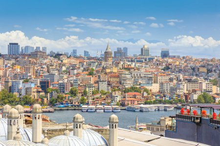 Foto de Paisaje escénico de Estambul, pavo que muestra la diversidad arquitectónica y la bulliciosa vida de la ciudad de Turkiye con torre de Galata - Imagen libre de derechos