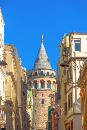 Der antike Galata-Turm steht hoch im Istanbuler Stadtteil Galata, eingerahmt von antiken Gebäuden vor einem klaren blauen Himmel der Türkei.