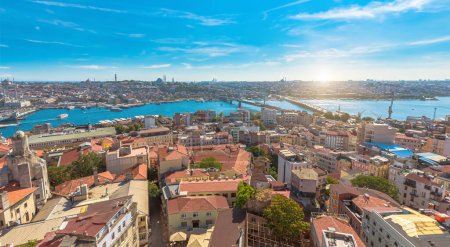 Luftaufnahme von Istanbul mit markanten Sehenswürdigkeiten und der Bosporus-Meerenge an einem klaren Tag vom Galata Tower in der Türkei