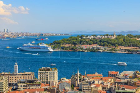 Foto de Vista aérea de la Torre Galata sobre el horizonte de Estambul con el estrecho del Bósforo y un crucero en un claro día soleado en Turquía. - Imagen libre de derechos