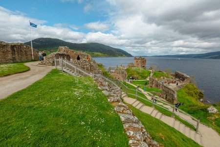 Foto de Loch Ness, Escocia, Reino Unido - 24 de mayo de 2015: turistas que visitan el castillo de Urquhart junto al lago Loch Ness. Visitado por la leyenda del monstruo del Lago Ness: Nessie. - Imagen libre de derechos
