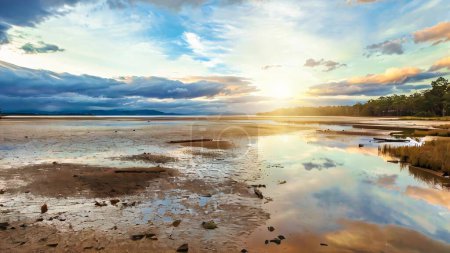 Daniels Bay bei Sonnenuntergang, Lunawanna, Bruny Island, Tasmanien, Australien. Wolken am Himmel spiegeln sich auf dem Wasser.