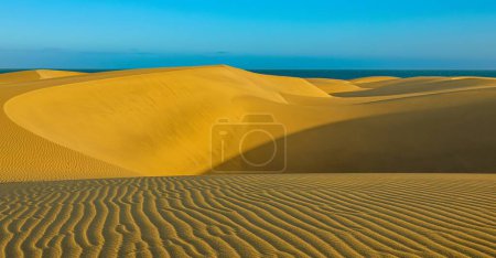 Las dunas de Maspalomas en Gran Canaria ofrecen una vista impresionante de las aguas turquesas del Atlántico contra las dunas de arena contrastantes. Las vistas del atardecer son igualmente impresionantes.