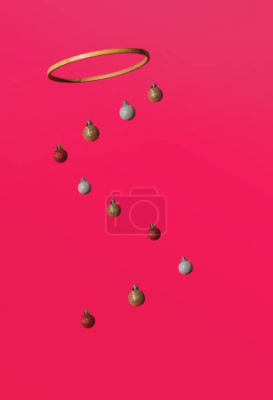 Foto de Las bolas decorativas flotan bajo el aro de madera. Composición vertical mínima sobre fondo rojo pastel, Cristmass abstracto y concepto decorativo retro estético de Año Nuevo - Imagen libre de derechos
