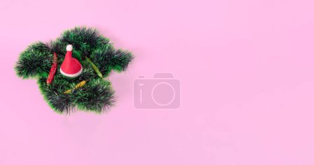 Foto de Renos de nariz roja y Santas trinean sobre fondo verde pastel. Composición de patrón sin costura plana cuadrada, concepto de celebración navideña divertido creativo mínimo. - Imagen libre de derechos