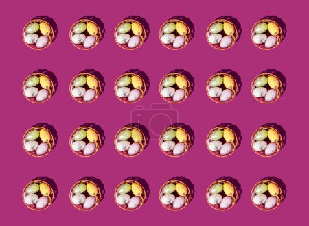 Foto de Huevos de Pascua en canastas sobre fondo púrpura. Composición plana horizontal mínima. Patrón sin costuras, concepto de decoración de Pascua - Imagen libre de derechos